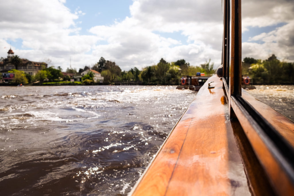 Navigate among the canals of Tigre’s delta